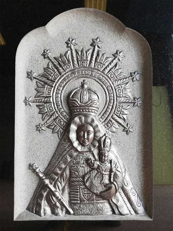 Mármoles San Silvestre lápida en relieve con imagen