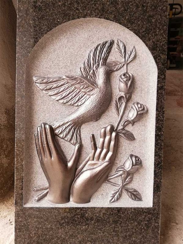 Mármoles San Silvestre lápida en relieve con imagen de paloma
