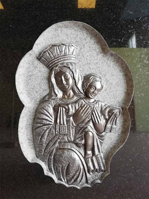 Mármoles San Silvestre lápida con imagen espiritual en relieve
