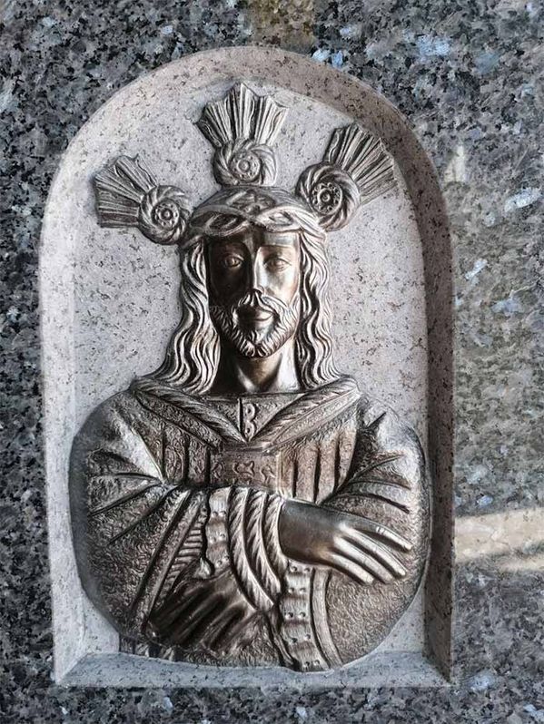 Mármoles San Silvestre lápida con una imagen en relieve
