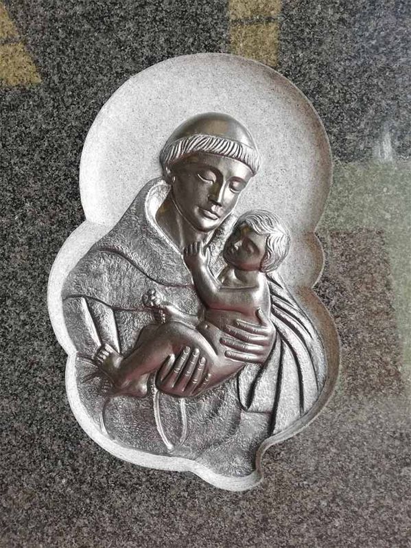 Mármoles San Silvestre lápida con imagen en relieve