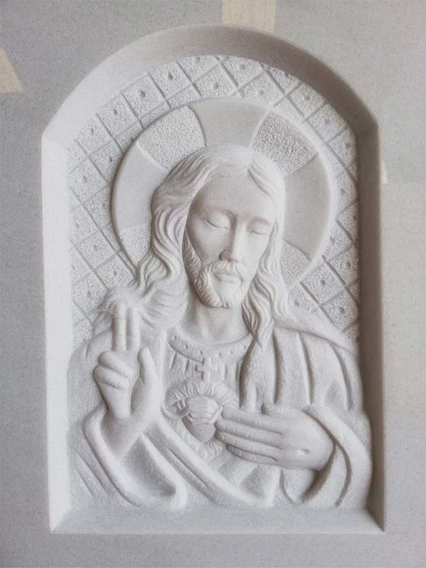 Mármoles San Silvestre lápida con imagen en relieve de Jesús