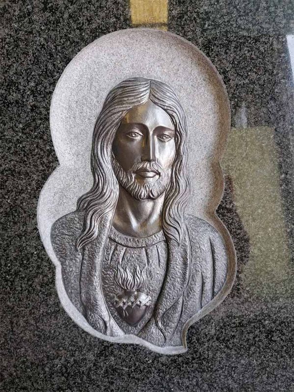 Mármoles San Silvestre lápida en relieve de Jesús